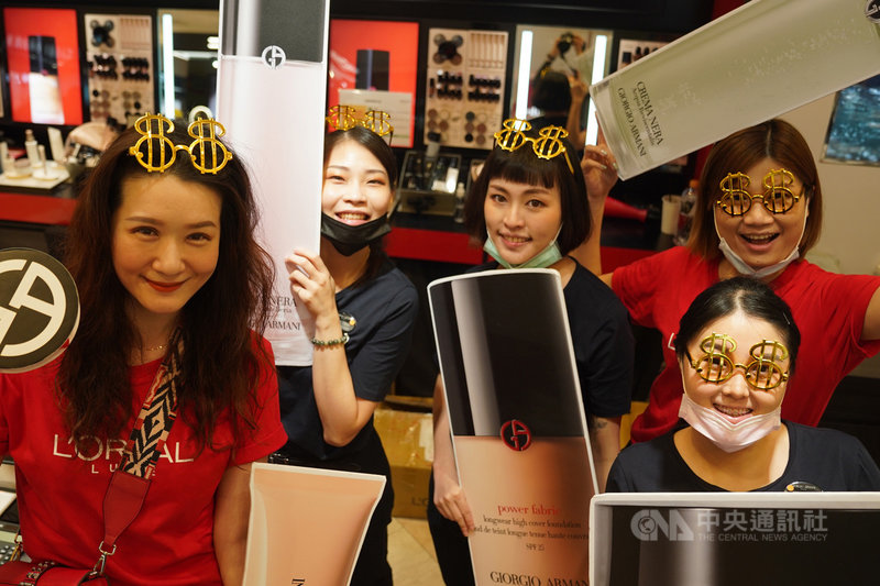新光三越台北站前店週年慶活動12日登場,專櫃人員戴上財運配件,吸引目光,希望衝出好業績。中央社記者徐肇昌攝 109年11月12日