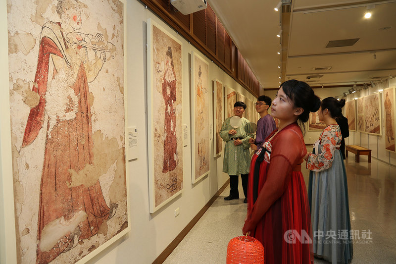 國立中興大學藝術中心展出「盛世壁藏~唐代壁畫文化特展‧首部曲」,參觀者還可換穿唐服,感受唐代文化。(中興大學提供)中央社記者趙麗妍傳真 109年11月12日