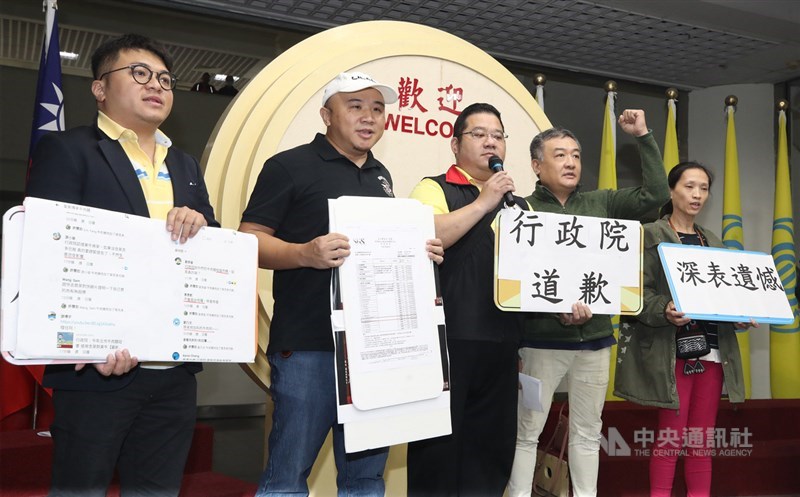 行政院12日上午指稱台北市牛肉麵節冠軍所用牛肉為含萊克多巴胺牛肉。台北市牛肉麵交流發展協會率相關業者下午到市議會前抗議,業者表示,店內使用肉品都是萊克多巴胺未檢出,要求行政院道歉。中央社記者張新偉攝 109年11月12日