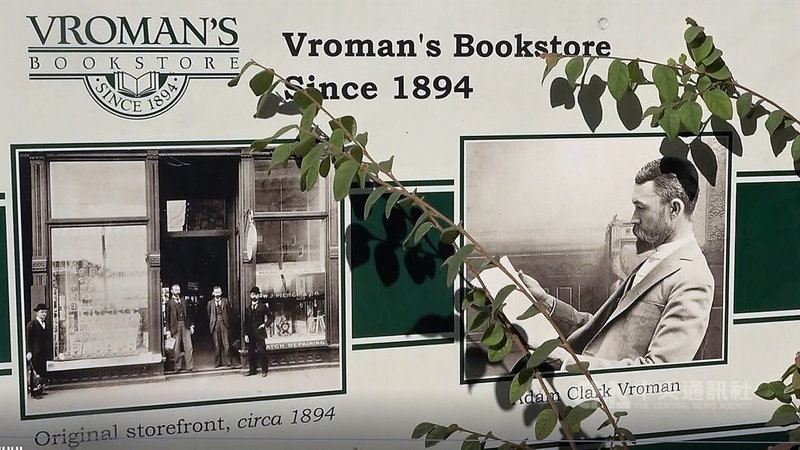 藏書家、慈善家弗羅曼(Adam Vroman)於西元1894年在洛杉磯郊區巴沙迪納(Pasadena)創立弗羅曼書店(Vroman’s Bookstore),現在是南加州最老獨立書店。圖為店外招牌介紹歷史。中央社記者林宏翰洛杉磯攝 109年11月12日