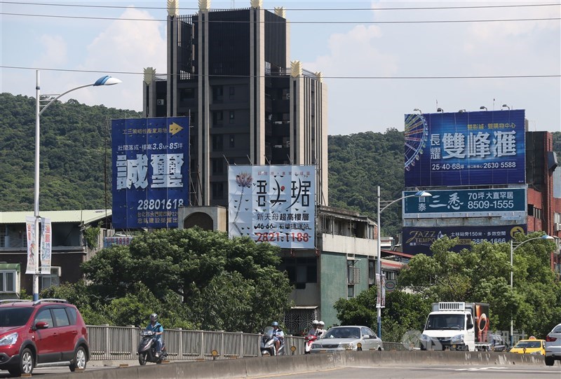 財政部長蘇建榮針對立委詢問,財政部曾表示中長期考量調高囤房稅,「中長期」為多久,蘇建榮回應「2年內」,並強調比起房屋稅稅率,稅基調整更重要。(示意圖/中央社檔案照片)
