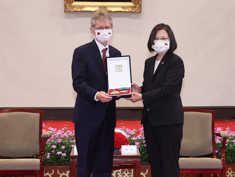 捷克參議院議長維特齊(左)訪台後,當地媒體近日披露,中共外宣組織聲稱維特齊接受台灣400萬美元好處。捷克的中國專家認為,這顯示中共對於未能阻止這次訪問深感挫折,事後意圖抹黑。圖為維特齊9月訪台會見總統蔡英文(右)。(中央社檔案照片)