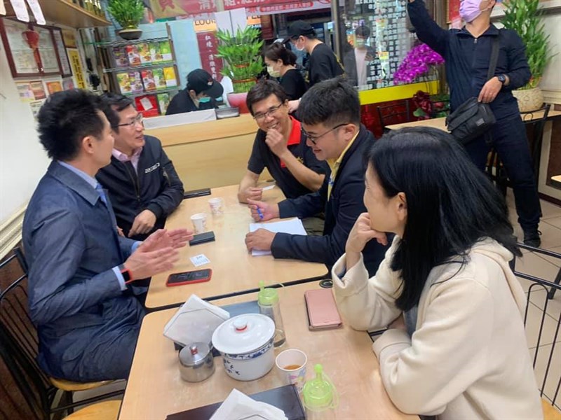 行政院發言人丁怡銘(左1)12日指台北市牛肉麵節冠軍用的就是萊牛,但業者出示未檢出萊克多巴胺證明。丁怡銘晚間親自赴店家向老闆道歉,更下訂100份紅燒牛肉麵。(圖取自丁怡銘臉書網頁facebook.com)