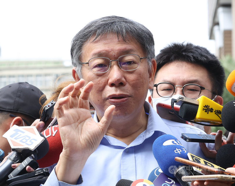 台北市長柯文哲(前)12日出席行政院會提案籲請中央做到萊豬明白標示。他會後受訪時表示,作為地方首長,又是醫學專家,他今天不是來吵架的,而是以務實、理性態度、科學角度,提出兩原則「源頭管理、明白標示」,以及4個具體建議。中央社記者謝佳璋攝 109年11月12日