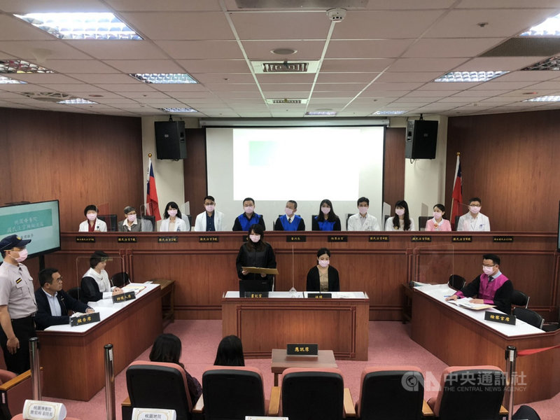 司法院與衛生福利部桃園療養院13日下午合辦國民法官模擬法庭,由精神科醫師等醫療人員擔任法官,並以「精障者的照護家屬,因不堪長期壓力刺殺患者」的案件為審判劇本。中央社記者葉臻攝 109年11月13日