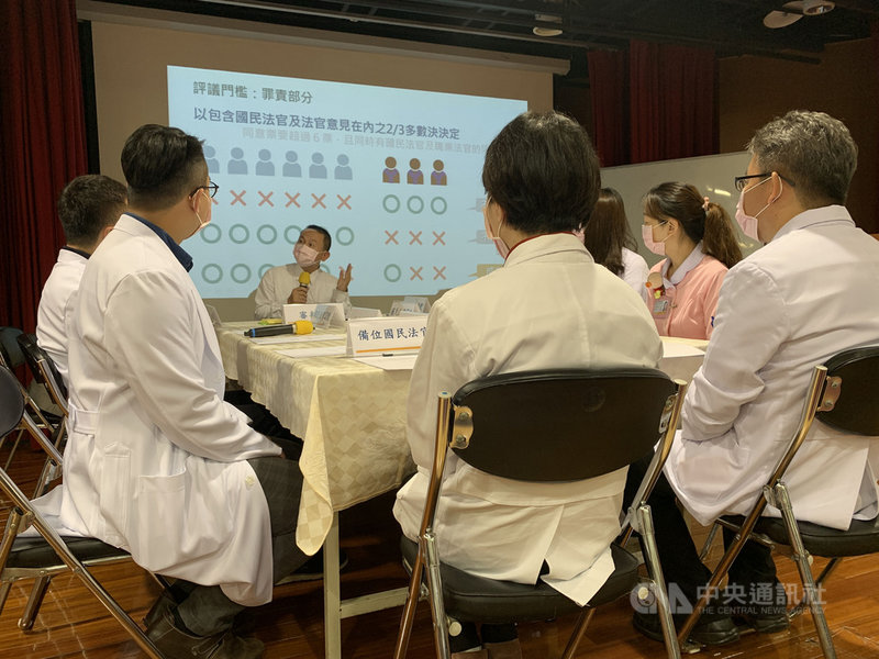 司法院與衛生福利部桃園療養院13日下午合辦國民法官模擬法庭,國民法官針對開庭過程進行評議,並投票判定最終結果。中央社記者葉臻攝 109年11月13日