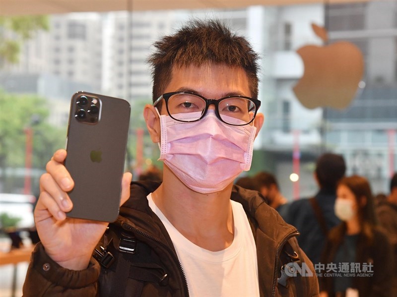 蘋果新機iPhone 12 Pro Max、12 mini壓軸登場,13日開賣,許多民眾前來台北直營店購買取貨,高姓男子(圖)搶到頭香,是直營店第一位拿到Pro Max的顧客。中央社記者鄭清元攝 109年11月13日