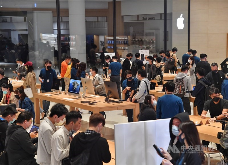 蘋果iPhone 12 Pro Max、12 mini壓軸登場,13日開賣,許多民眾來到台北直營店選購手機。中央社記者鄭清元攝 109年11月13日