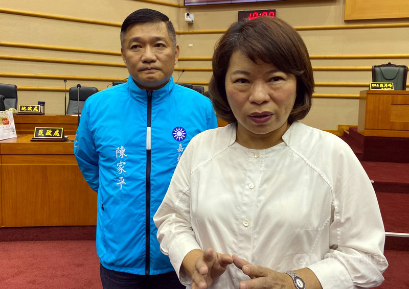 嘉義市長黃敏惠（右）13日在市議會表示，嘉義市食品安全管理自治條例修正草案條文增修罰則部分，若遭中央駁回或不予核定，不排除將聲請釋憲。中央社記者黃國芳攝　109年11月13日