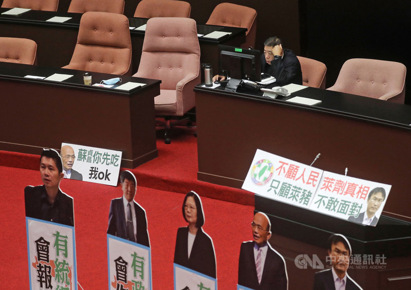 國民黨立委不滿政府未回應國民黨團對萊豬進口的相關訴求,13日第9度杯葛議事,在行政院長蘇貞昌進行施政報告之前,搶先占據官員席、發言台、備詢台及質詢台,並擺放看板及立牌,阻止院會進行。中央社記者裴禛攝 109年11月13日
