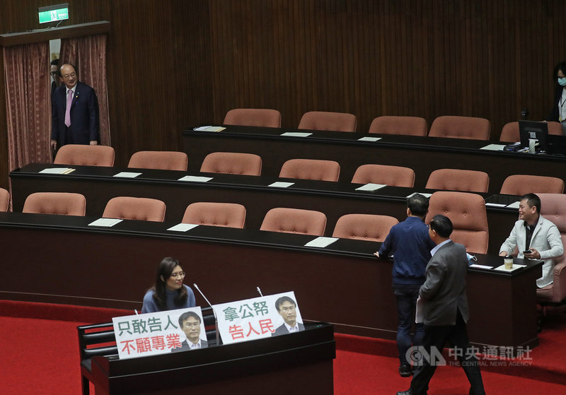 國民黨立委不滿政府未回應國民黨團對萊豬進口的相關訴求,13日第9度杯葛議事,在行政院長蘇貞昌進行施政報告之前,黨團總召林為洲(右)率黨團立委搶先占據官員席、發言台、備詢台及質詢台,阻止院會進行,民進黨立法院黨團總召柯建銘(左)在門邊觀看情況。中央社記者裴禛攝 109年11月13日
