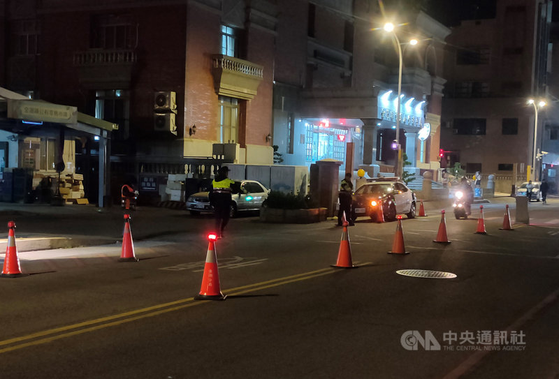 金門縣警察局金湖分局分局長何明祥13日說,為防範危險駕車行為,除每月規劃的擴大臨檢及路檢勤務,更從12日深夜會同監理站強化聯合稽查勤務,防止車禍發生。(金門縣警察局提供)中央社記者黃慧敏傳真 109年11月13日