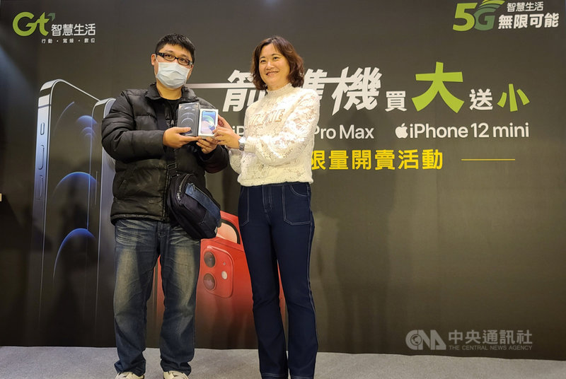 亞太電信舉辦iPhone 12 Pro Max和mini開賣優惠活動,吸引果粉排隊搶購,首位搶得頭香的葉先生(左),徹夜排隊超過70小時。中央社記者江明晏攝 109年11月13日