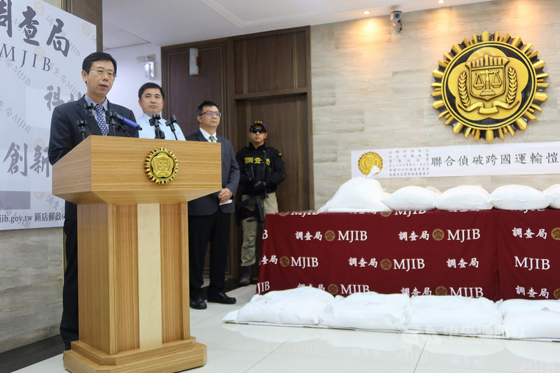 法務部調查局長呂文忠(左)13日宣布與泰國警方攜手合作破獲跨國運毒案,先後在台灣、泰國境內查獲近12公噸K他命,展現政府斷根溯源、拒毒於關外的決心。中央社記者蕭博文攝 109年11月13日