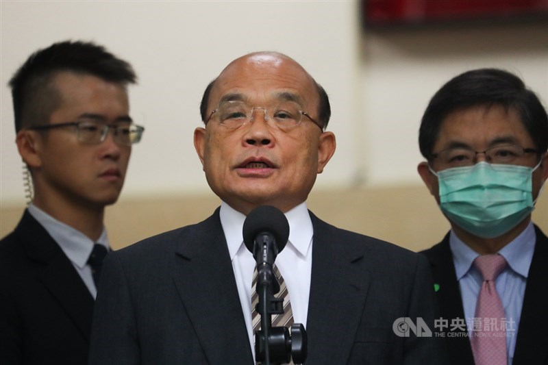 對於行政院發言人丁怡銘引發的「牛肉麵爭議」,行政院長蘇貞昌(中)13日受訪表示,丁怡銘第一時間已道歉,對於店家受到波及,「我們覺得很不好意思」。(中央社檔案照片)