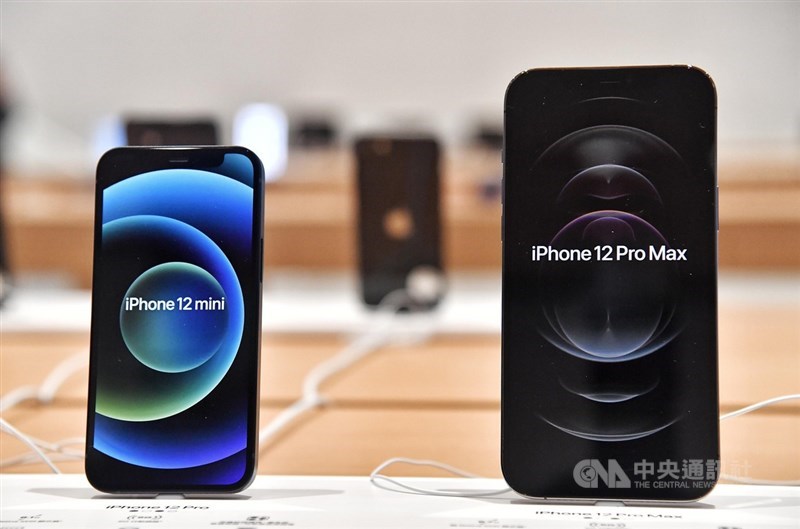 蘋果iPhone 12 Pro Max(右)、12 mini(左)13日開賣,Pro Max配備6.7吋螢幕和3鏡頭相機,mini則搭載5.4吋螢幕與雙鏡頭相機。中央社記者鄭清元攝 109年11月13日