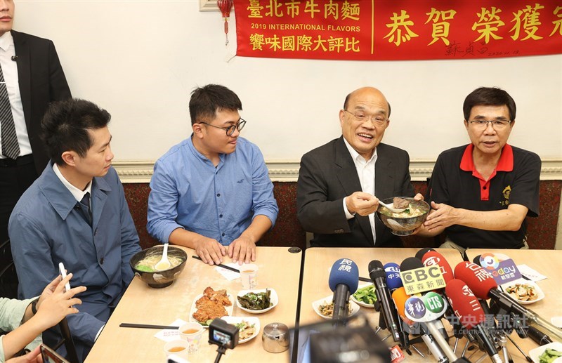 行政院發言人丁怡銘(左)12日指台北市牛肉麵節冠軍店家使用萊牛,店家隨後出示未檢出證明反駁。行政院長蘇貞昌(右2)13日下午率丁怡銘親赴業者店內消費用餐,展現誠意。中央社記者謝佳璋攝 109年11月13日