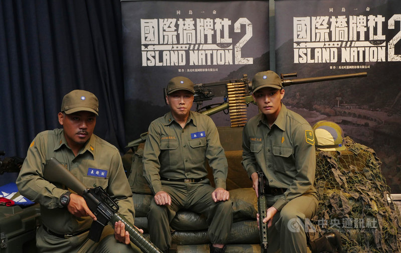 台劇「國際橋牌社」第2季遠赴馬祖拍攝,軍事線劇情演員撒基努(左起)、趙正平、安俊朋13日出席媒體茶敘,分享拍攝花絮。(馬克吐溫影像提供)中央社記者王心妤傳真 109年11月13日