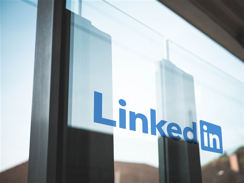 社交平台領英(LinkedIn)近日暫停中國新會員註冊。(圖取自Unsplash圖庫)