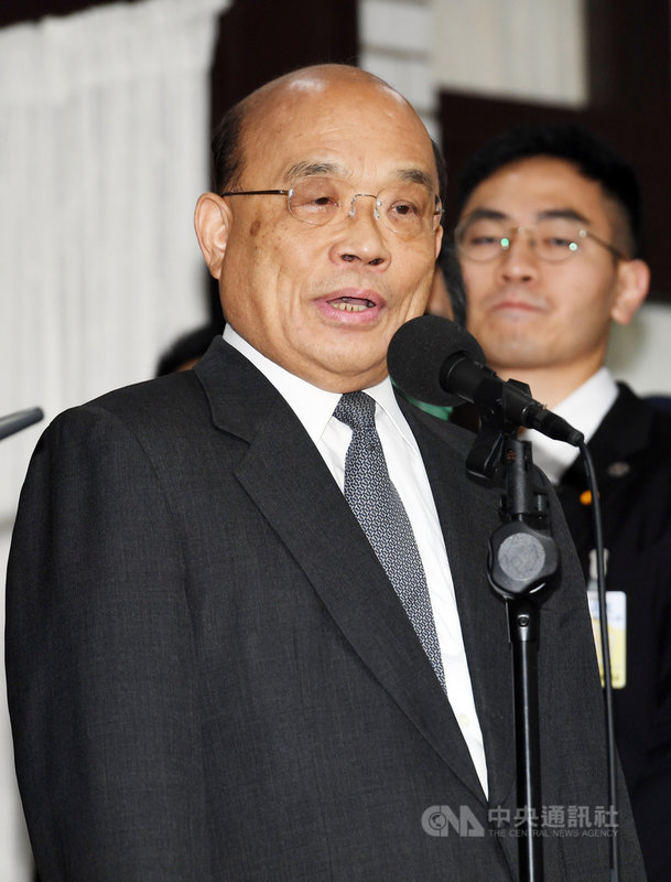 行政院長蘇貞昌(前)13日第9度赴立法院提出施政報告並備質詢,會前接受媒體聯訪時,對於行政院發言人丁怡銘引發的「牛肉麵爭議」表示,丁怡銘第一時間已道歉,對於店家受到波及,「我們覺得很不好意思」。中央社記者施宗暉攝 109年11月13日