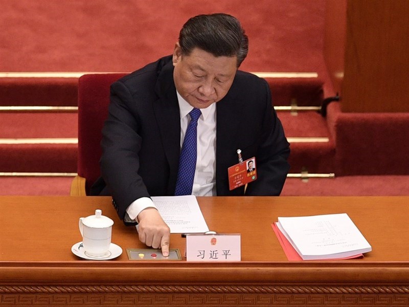 華爾街日報12日援引中國官員的話報導,中國國家主席習近平(圖)親自決定終止螞蟻集團370億美元的首次公開募股。圖為習近平5月出席中國第13屆全國人民代表大會。(中新社)