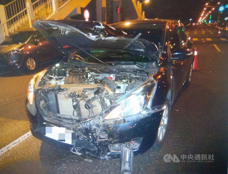 台中市東區14日凌晨發生汽車與機車碰撞事故,造成林姓機車騎士傷重送醫不治。由於撞擊力大,汽車車頭嚴重毀損。(民眾提供)中央社記者郝雪卿傳真 109年11月14日