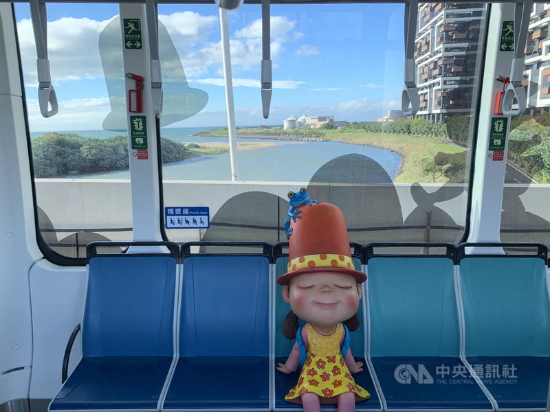 淡海輕軌第一期藍海線15日通車,車廂內部還有插畫家幾米設計的「閉上眼睛一下下」繪本娃娃陪伴民眾搭車。中央社記者沈佩瑤攝 109年11月14日