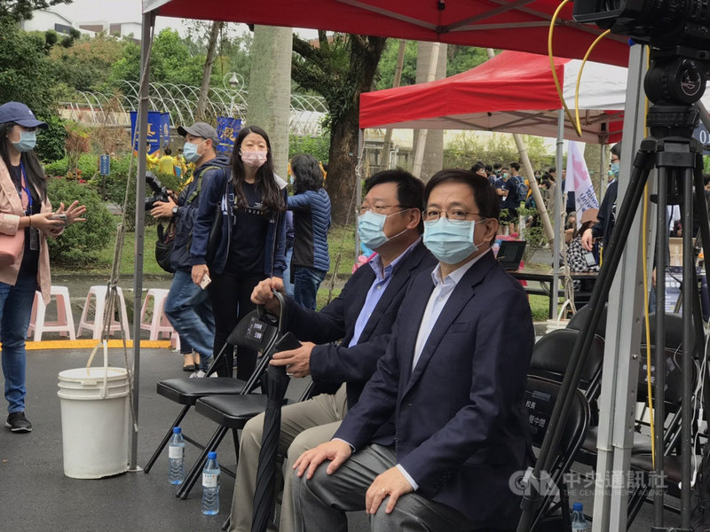 台灣大學14日舉辦校慶園遊會,校長管中閔(右)接受媒體聯訪時,談及近日接連發生學生不幸事件的後續輔導措施。中央社記者陳至中台北攝 109年11月14日