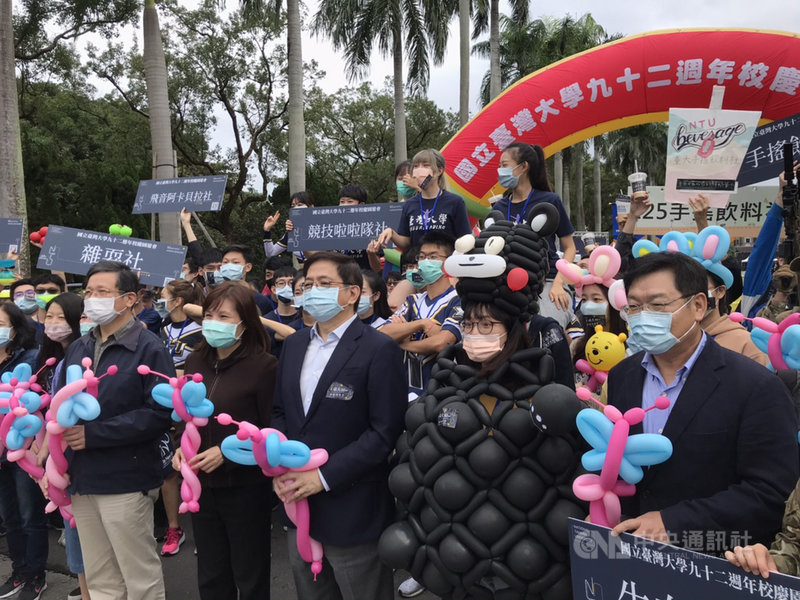 台灣大學5天內傳出3起學生不幸事件,校長管中閔(前右3)14日出席台大校慶園遊會後受訪表示,校方已組成專案小組,重新檢驗高樓層的安全措施,並展開三層心理輔導措施。中央社記者陳至中台北攝 109年11月14日