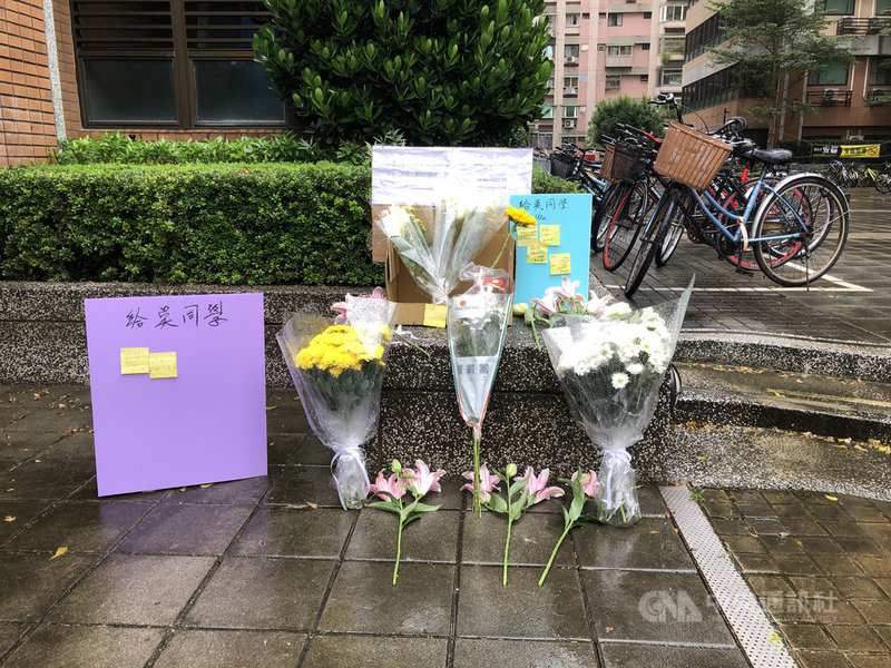 台灣大學5天內傳出3起學生不幸事件,有學生在事發現場獻花、留言致意。中央社記者陳至中台北攝 109年11月14日