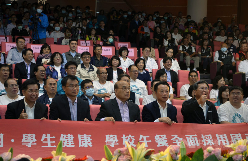 行政院長蘇貞昌(前左3)、教育部長潘文忠(前左)、農委會主委陳吉仲(前左2)、嘉義縣長翁章梁(前右3)、民進黨籍立委陳明文(前右2)、蔡易餘(前右)等人14日出席在嘉義縣創新學院舉行的「學校午餐全面採用國產食材」宣示儀式。中央社記者蔡智明攝 109年11月14日