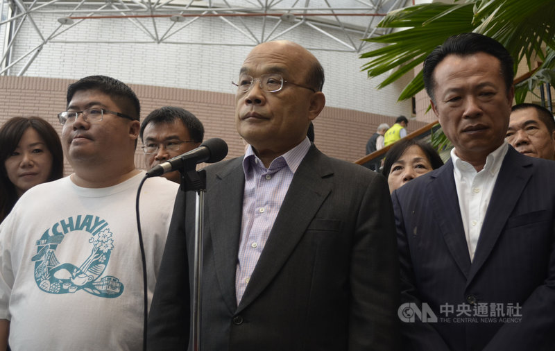 美國國務卿蓬佩奧指台灣非中國一部分;行政院長蘇貞昌(前中)14日表示,謝謝講出事實,這在過去與現在都是事實,更謝謝美國這段時間以來,積極改善兩國關係。前右為嘉義縣長翁章梁,前左為民進黨立委蔡易餘。中央社記者蔡智明攝 109年11月14日