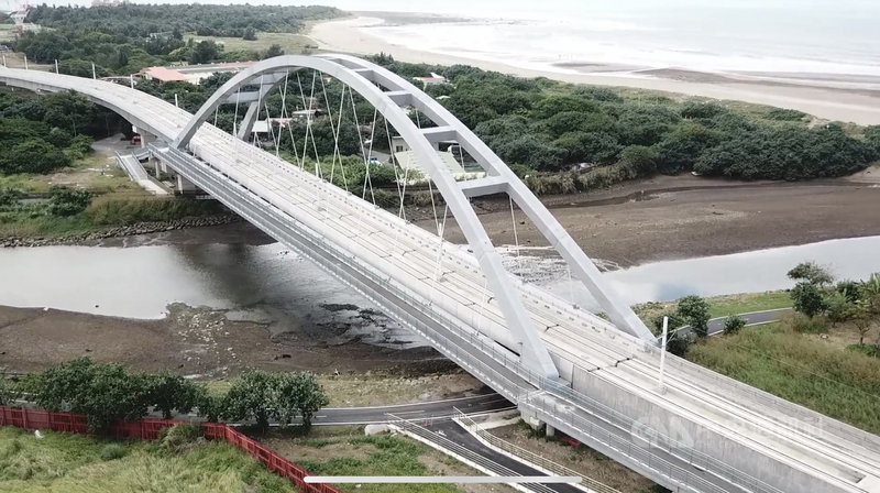 淡海輕軌藍海橋銜接藍海線台北海洋大學站與沙崙站，為全長約120.7公尺、最大拱高25公尺的鋼拱橋。（新北捷運公司提供）中央社記者沈佩瑤傳真 109年11月14日