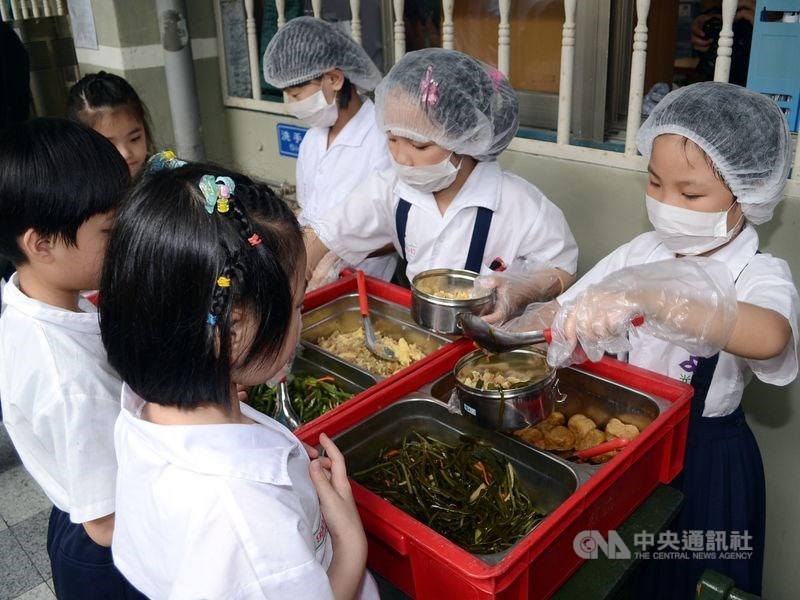 行政院長蘇貞昌14日表示,2021年起學校營養午餐全面採用國產食材,讓學生吃得健康、吃得安心。(中央社檔案照片)