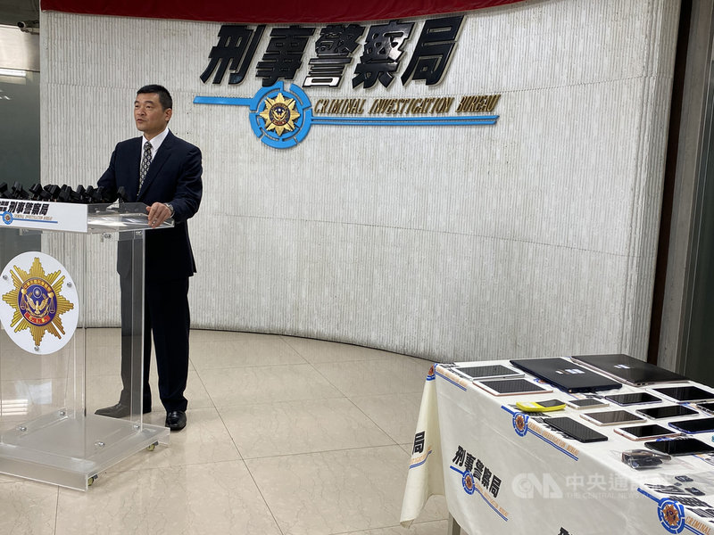 刑事局偵查第七大隊大隊長黃水願(圖)15日宣布破獲銀行史上最高額監守自盜案,台新銀行高階理財專員41歲周姓男子為填補投資虧損金額,竟盜領所經手的投資客戶資金達新台幣3億元,12日獲報後循線於14日晚間將他逮捕。中央社記者黃麗芸攝 109年11月15日