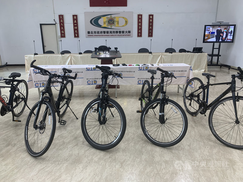 台北市警察局刑事警察大隊15日舉行破案記者會公布,48歲侯姓男慣竊民國109年6月服刑期滿,仍不思悔改,自7月起陸續行竊停放在雙北捷運站、校園等處的高價自行車,北市警循線將他拘提法辦,並查扣12輛失車。(台北市警察局刑事警察大隊提供)中央社記者黃麗芸傳真 109年11月15日