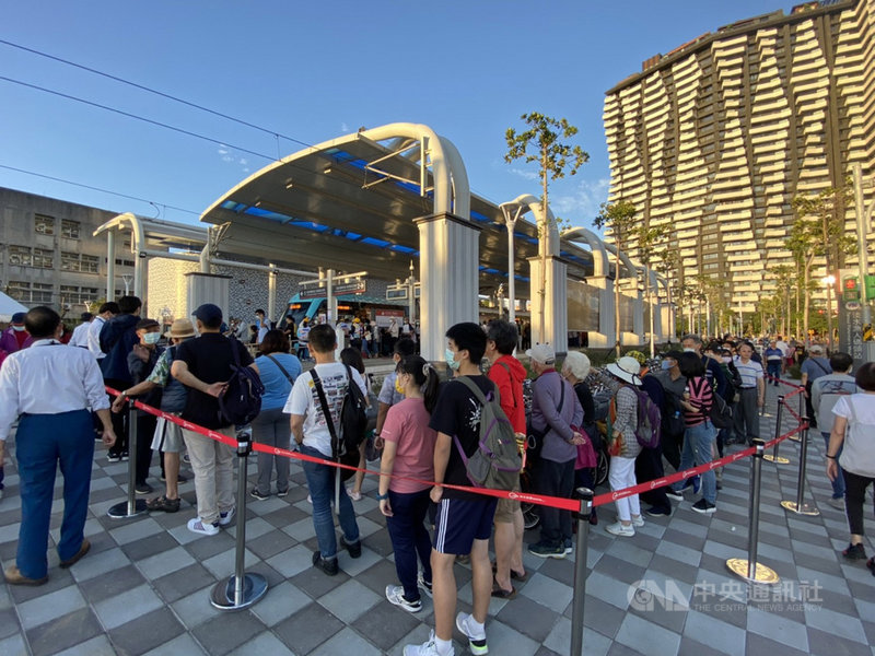 淡海輕軌第一期藍海線15日下午2時起正式通車,吸引大批民眾前往體驗,排隊人潮絡繹不絕。中央社記者王鴻國攝 109年11月15日