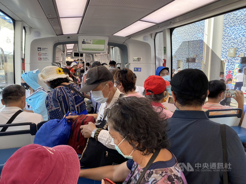 淡海輕軌第一期藍海線15日下午2時起正式通車,吸引大批民眾搶先體驗,班班客滿。中央社記者王鴻國攝 109年11月15日