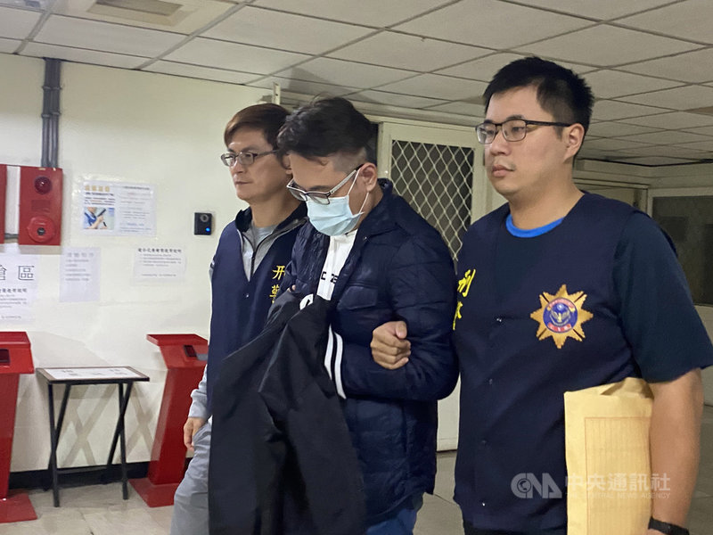 刑事局破獲銀行史上最高額監守自盜案,台新銀行高階理財專員周姓男子(中)為填補長期投資虧損,竟盜領經手客戶資金達新台幣3億元,警方循線於14日晚間將他逮捕,並於15日晚間移送台北地檢署偵訊。中央社記者黃麗芸攝 109年11月15日