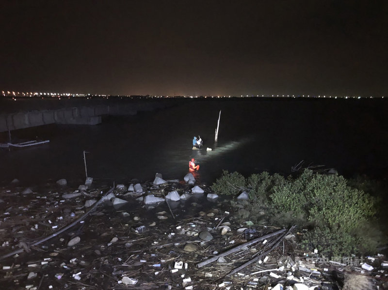 嘉義市一男子14日晚間至東石南橋橋下釣魚,未注意漲潮時間受困消波塊,撥打電話到海巡署東石機動巡邏站求救,海巡人員徒步走入海中成功將人救出。(海巡署提供)中央社記者蔡智明傳真 109年11月15日