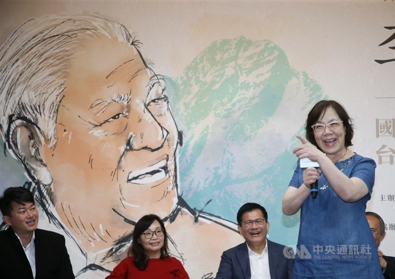 台灣智庫15日在市長官邸藝文沙龍舉辦「李登輝學」座談會,故總統李登輝女兒李安妮(右)表示,從藝文、人文的關懷貫穿政治議題,才會體認到她父親對這塊土地、對人民的愛,「像極了愛情」。中央社記者鄭傑文攝 109年11月15日