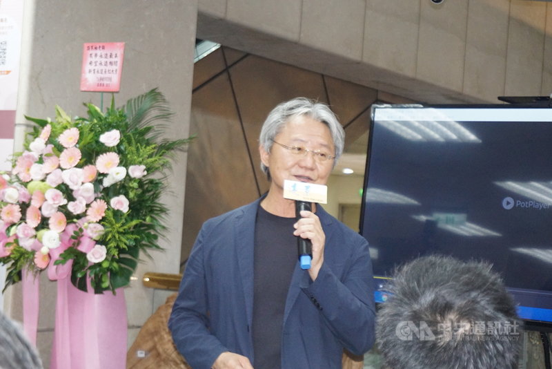 詩人路寒袖(圖)發表新詩集「有夢最美」,他15日在新書發表會上表示,台語是很美的語言,「所以我想,若以台語寫出來的詩,一定也很美」。中央社記者陳秉弘攝 109年11月15日