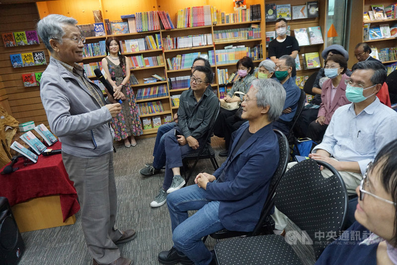 詩人路寒袖(前排坐者右1)新詩集「有夢最美」新書發表會15日舉行,詩人蕭蕭(左前)出席表示,台語詩是相當困難的創作,因為台語的詞語拿捏困難,因此創作得要從多方面深思。前排坐者右2為作家羅文嘉。中央社記者陳秉弘攝 109年11月15日