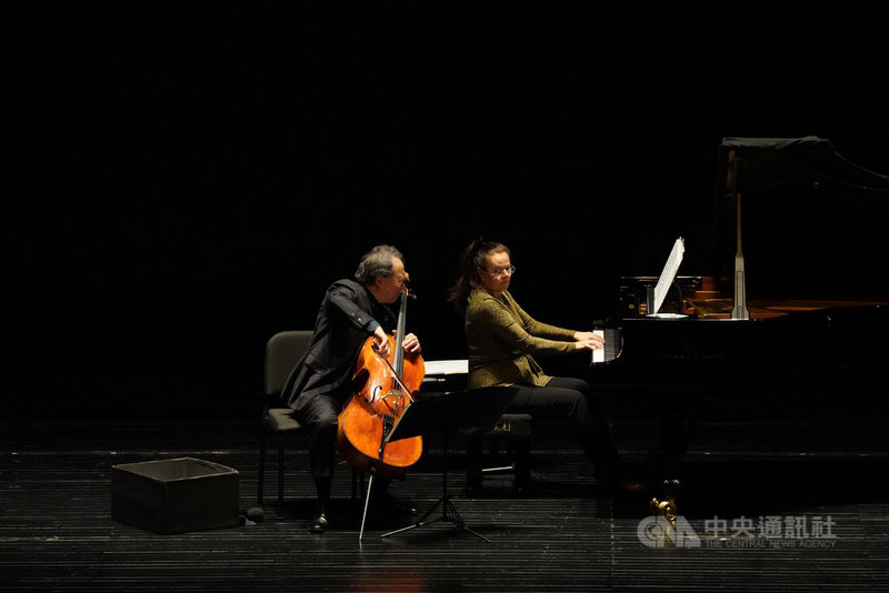 大提琴家馬友友(左)15日在台北國家音樂廳演出「大地之歌」音樂會後,隨即搭機離台,結束2個音樂會製作共5場音樂會行程。圖為在台中國家歌劇院的演出畫面。(牛耳提供)中央社記者趙靜瑜傳真 109年11月15日