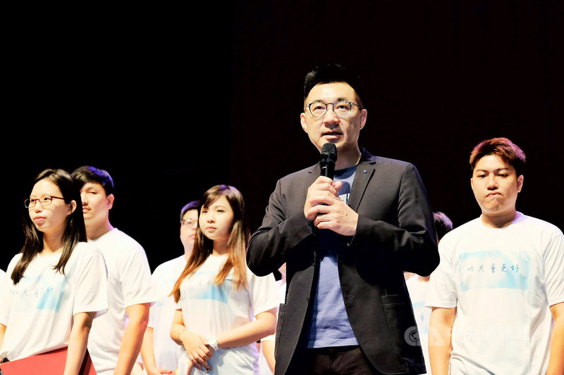 國民黨主席江啟臣(前)15日出席國民黨建黨126週年桃園市慶祝活動致詞表示,中國國民黨是早於中華民國,身為國民黨人最榮耀的事,就是國民黨創建亞洲第一個民主共和國中華民國,這些歷史不應被遺忘、切割或扭曲。中央社記者吳睿騏桃園攝 109年11月15日