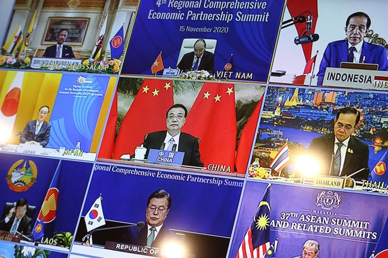RCEP15日簽署完成,各界憂心台灣產業將被邊緣化,不過,行政院政務委員鄧振中認為,對台灣影響有限。圖為第4屆RCEP峰會視訊畫面。中央社記者陳家倫河內攝 109年11月15日