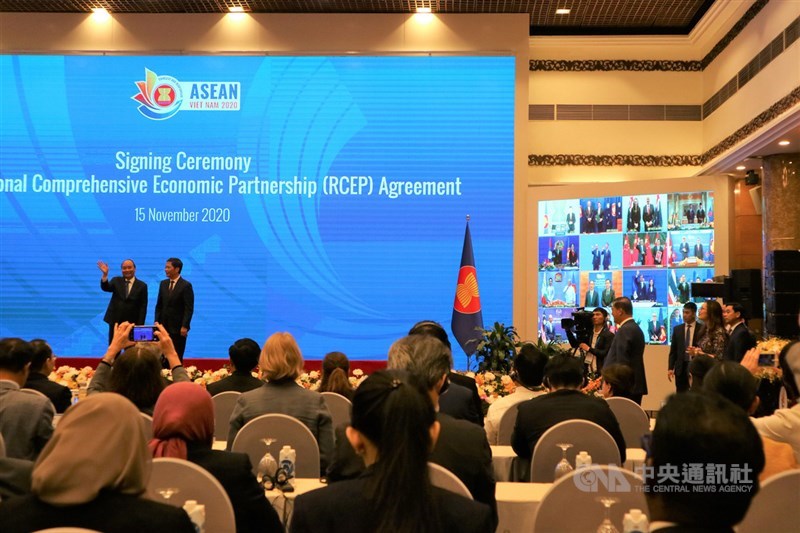歷經7年多談判的區域全面經濟夥伴協定(RCEP)於15日在線上簽署。圖為協定簽署完成後,RCEP各參與國領袖代表向在場媒體揮手致意。中央社記者陳家倫河內攝 109年11月15日