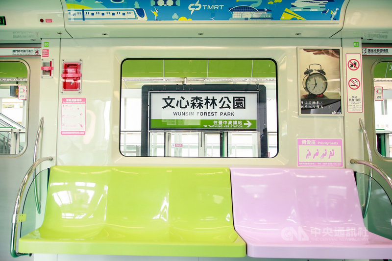 台中捷運綠線16日將試營運開放民眾免費搭乘,列車內裝採輕簡設計,座椅為粉綠色、粉紅色為博愛座,配色繽紛。(台中市政府提供)中央社記者蘇木春傳真 109年11月15日