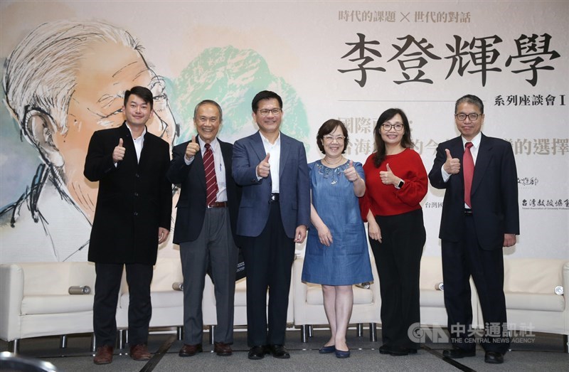 台灣智庫15日在市長官邸藝文沙龍舉辦「李登輝學」座談會,談「台海危機的今昔與台灣的選擇」,交通部長林佳龍(左3)、李登輝基金會副董事長李安妮(右3)等與談人合影。中央社記者鄭傑文攝 109年11月15日