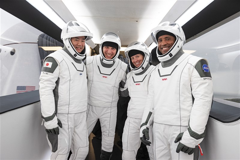 4名太空人預計15日搭乘太空探索科技公司(SpaceX)的天龍號太空船「堅韌」,啟程前往國際太空站(ISS)。這是SpaceX春末飛行測試成功後第一次出任務,(圖取自twitter.com/Astro_Soich)